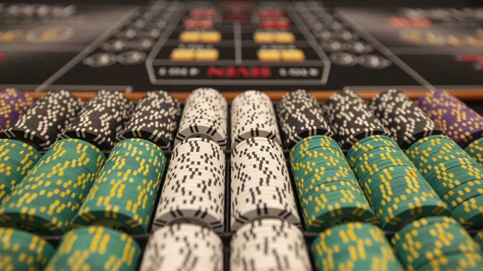 Fichas de apuestas oficiales y mesa de juego de casino regulado in Italia