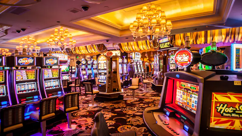 Salón de máquinas tragamonedas de casino con gráficos de alta resolución y botes progresivos in Italia